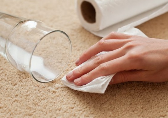 پاک کردن لکه شیر از روی قالی